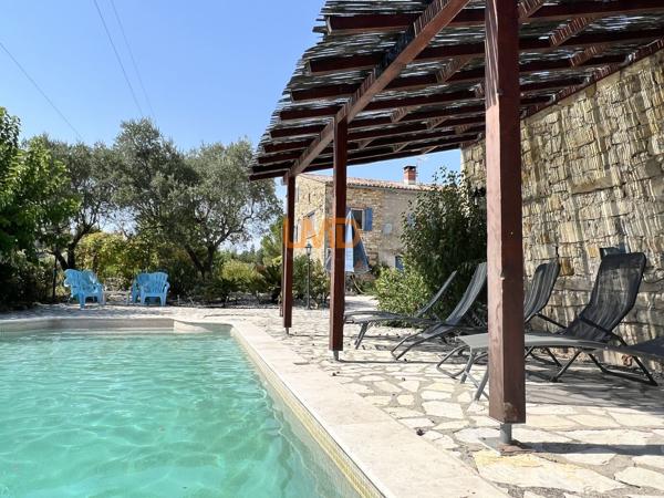 Typique Mas en pierre avec piscine et dépendances