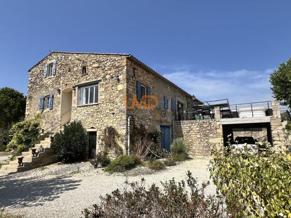 Typique Mas en pierre avec piscine et dépendances