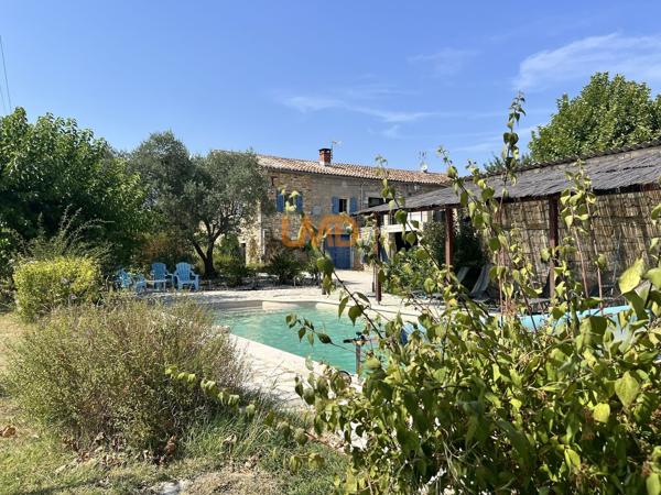 Typique Mas en pierre avec piscine et dépendances