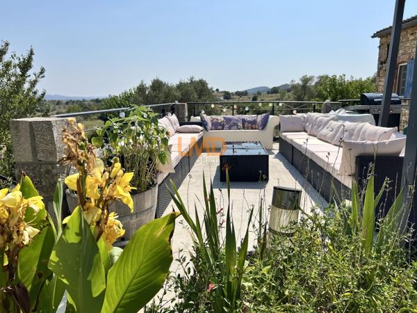 Typique Mas en pierre avec piscine et dépendances
