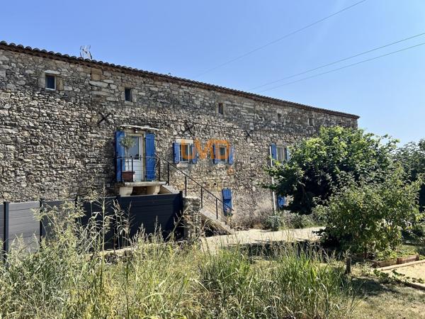 Typique Mas en pierre avec piscine et dépendances