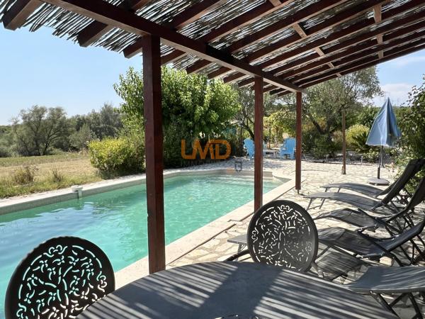 Typique Mas en pierre avec piscine et dépendances