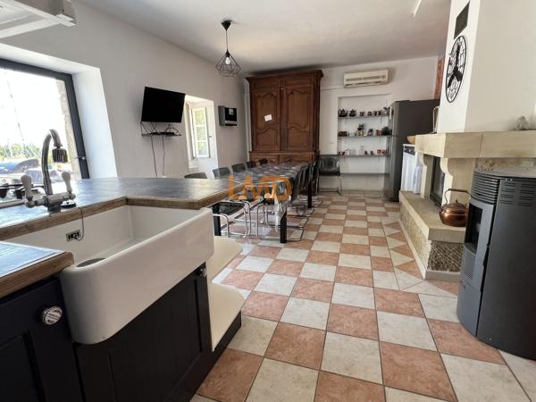 Typique Mas en pierre avec piscine et dépendances