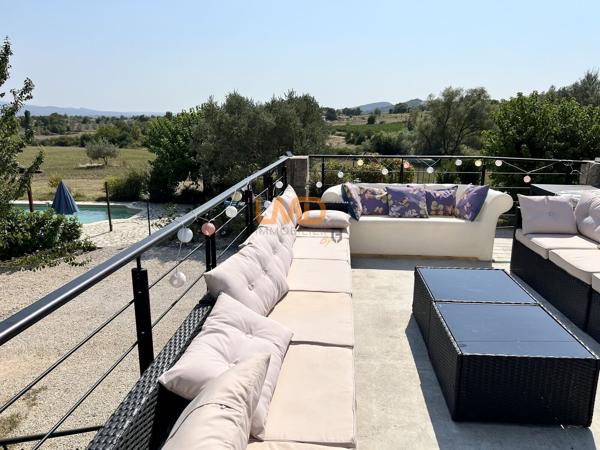 Typique Mas en pierre avec piscine et dépendances