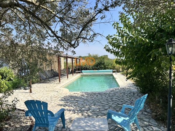Typique Mas en pierre avec piscine et dépendances