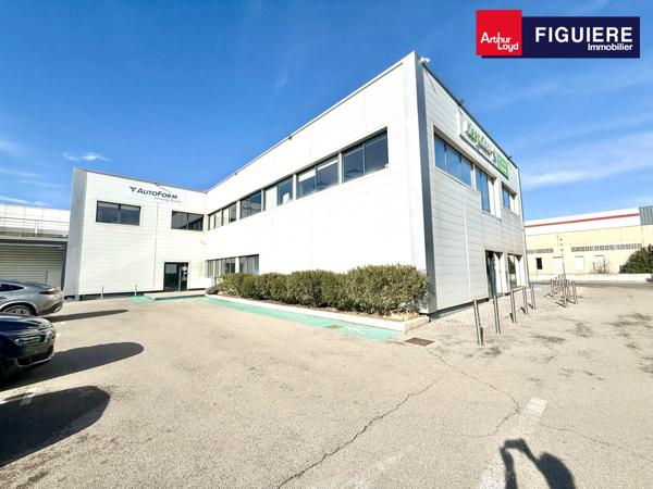 LOCATION BUREAUX AVEC VISIBILITÉ COMMERCIALE