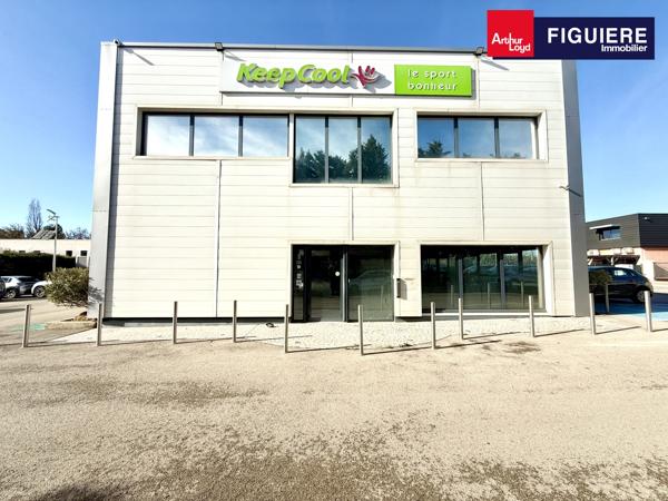 LOCATION BUREAUX AVEC VISIBILITÉ COMMERCIALE