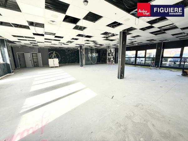 LOCATION BUREAUX AVEC VISIBILITÉ COMMERCIALE
