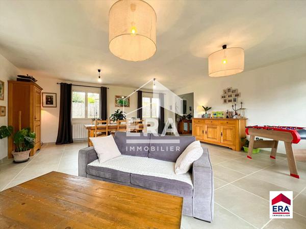 Superbe villa récente bordée d'un petit ruisseau