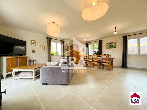 Superbe villa récente bordée d'un petit ruisseau