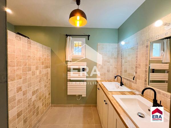 Superbe villa récente bordée d'un petit ruisseau