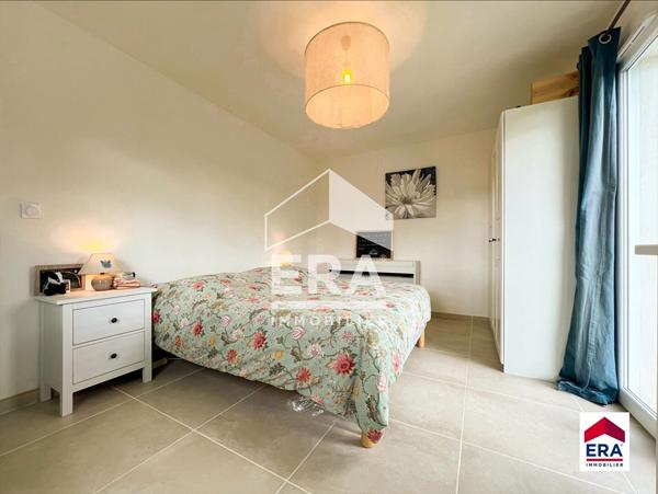 Superbe villa récente bordée d'un petit ruisseau