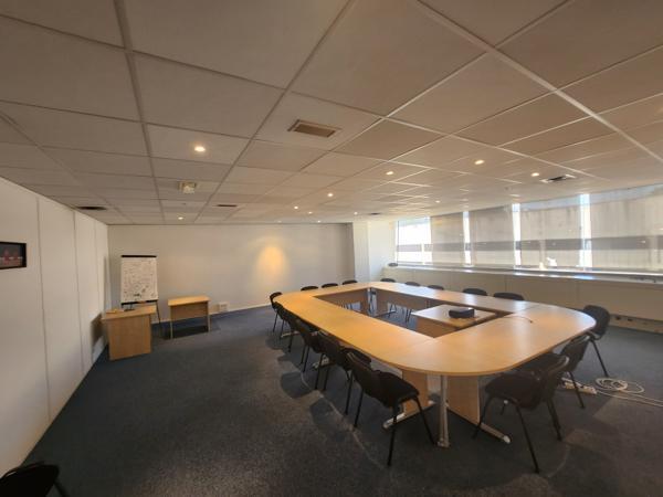 Bureaux à vendre à Cergy avec parking et accès direct RER A
