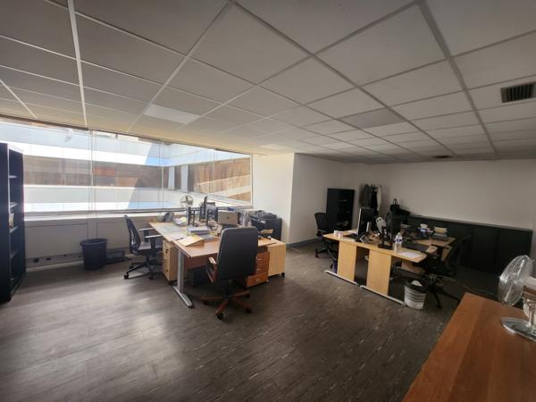 Bureaux à vendre à Cergy avec parking et accès direct RER A