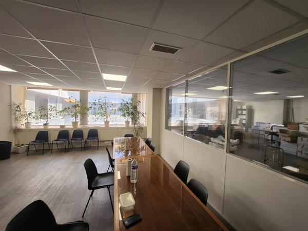 Bureaux à vendre à Cergy avec parking et accès direct RER A