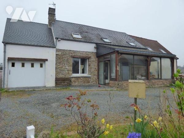 Maison construite en pierres et agglomérés sous ardoises, comprenant :
Au rez-de-chaussée : vé...