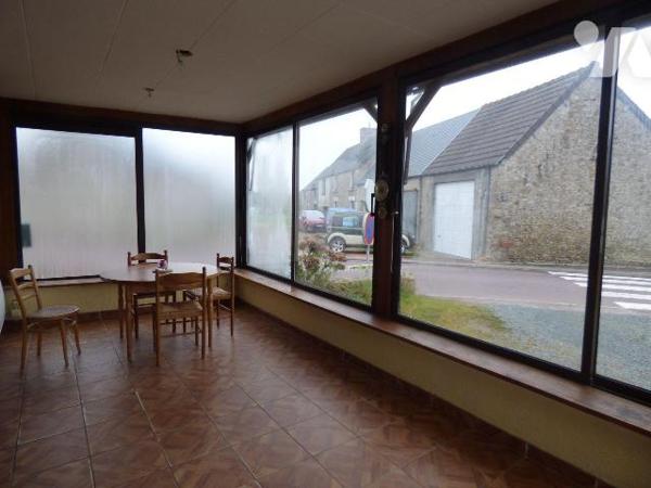 Maison construite en pierres et agglomérés sous ardoises, comprenant :
Au rez-de-chaussée : vé...