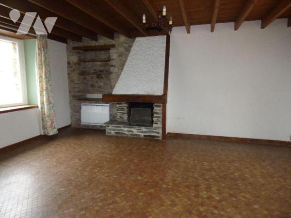 Maison construite en pierres et agglomérés sous ardoises, comprenant :
Au rez-de-chaussée : vé...