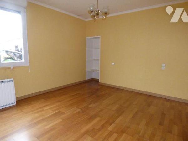 Maison construite en pierres et agglomérés sous ardoises, comprenant :
Au rez-de-chaussée : vé...