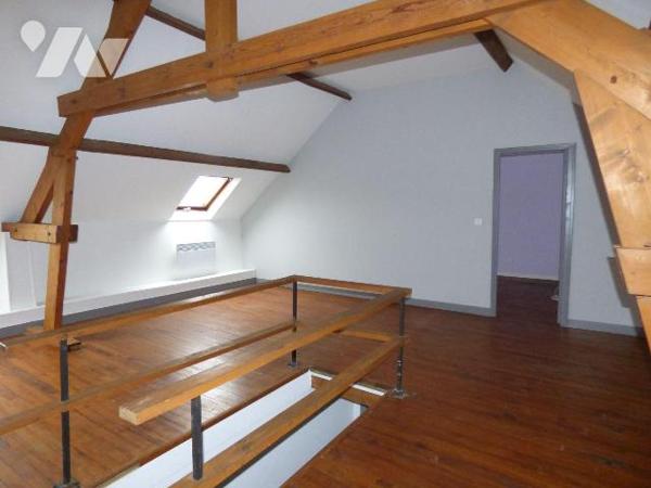 Maison construite en pierres et agglomérés sous ardoises, comprenant :
Au rez-de-chaussée : vé...