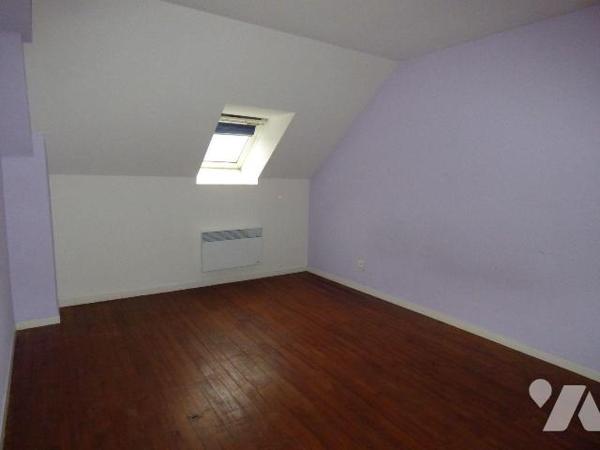 Maison construite en pierres et agglomérés sous ardoises, comprenant :
Au rez-de-chaussée : vé...