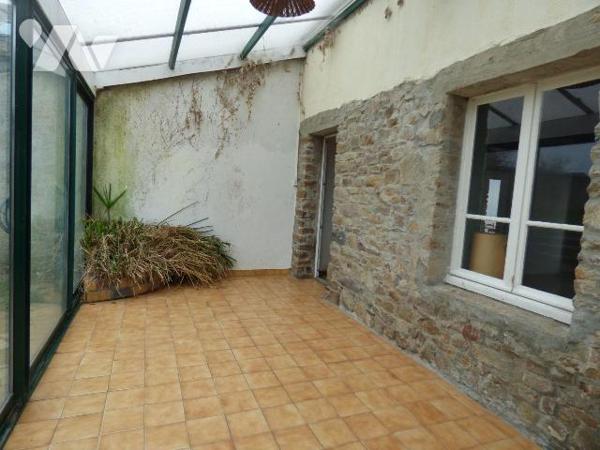 Maison construite en pierres et agglomérés sous ardoises, comprenant :
Au rez-de-chaussée : vé...