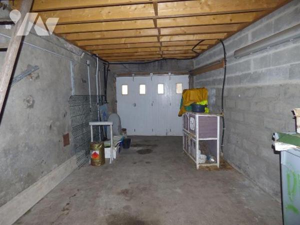 Maison construite en pierres et agglomérés sous ardoises, comprenant :
Au rez-de-chaussée : vé...