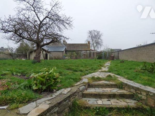 Maison construite en pierres et agglomérés sous ardoises, comprenant :
Au rez-de-chaussée : vé...