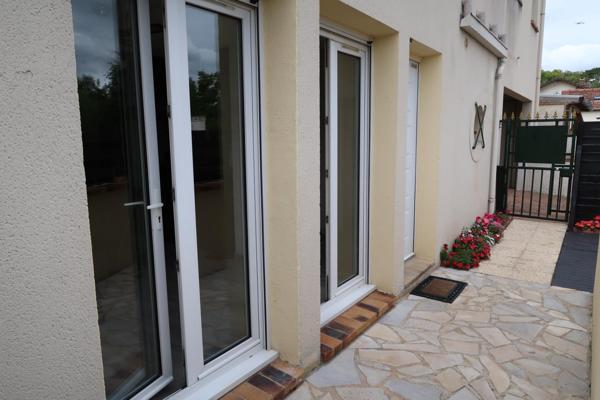 Grans studio avec terrasse au rez-de-chaussée, calme, centre ville