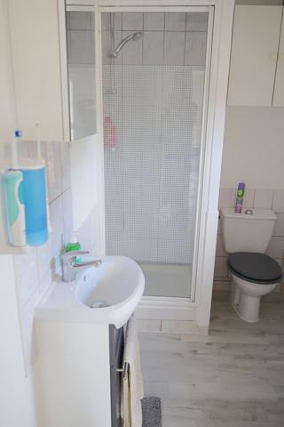 Grans studio avec terrasse au rez-de-chaussée, calme, centre ville