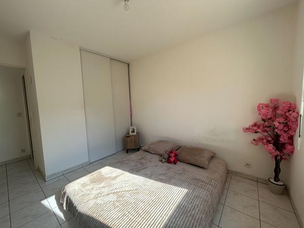 Appartement en rez de chaussée avec grand jardin et parking