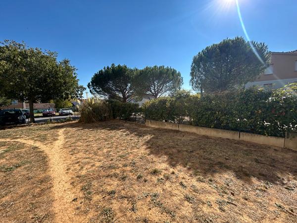 Appartement en rez de chaussée avec grand jardin et parking
