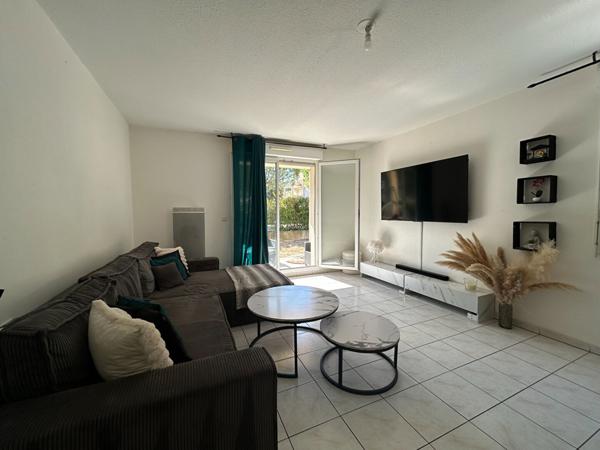 Appartement en rez de chaussée avec grand jardin et parking