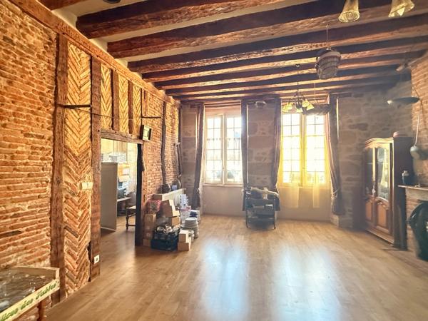 OPPORTUNITE ! Restaurant de caractère avec fonds et murs, adresse emblématique, à vendre au coeur de Guéret 415 000 €