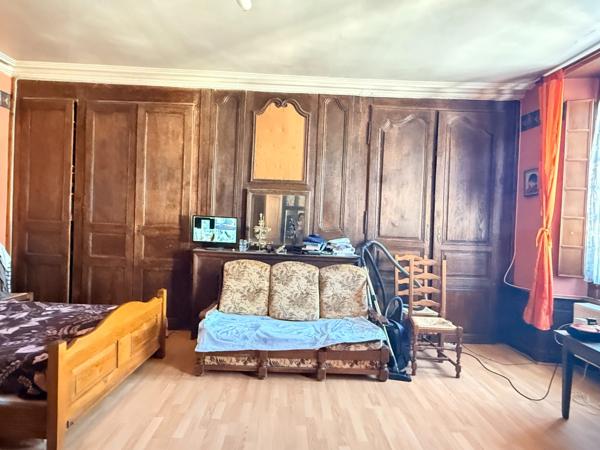 OPPORTUNITE ! Restaurant de caractère avec fonds et murs, adresse emblématique, à vendre au coeur de Guéret 415 000 €