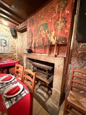OPPORTUNITE ! Restaurant de caractère avec fonds et murs, adresse emblématique, à vendre au coeur de Guéret 415 000 €