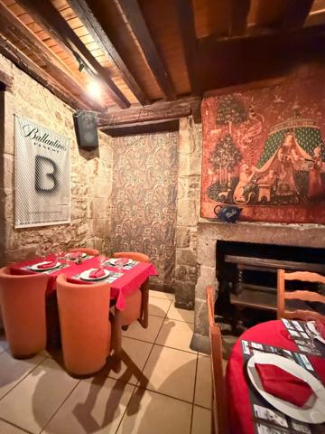 OPPORTUNITE ! Restaurant de caractère avec fonds et murs, adresse emblématique, à vendre au coeur de Guéret 415 000 €