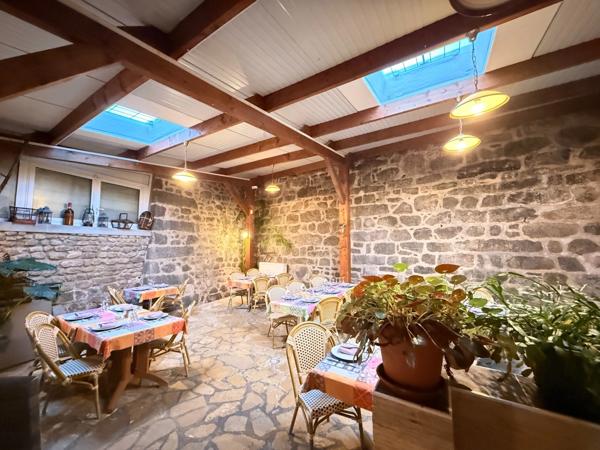 OPPORTUNITE ! Restaurant de caractère avec fonds et murs, adresse emblématique, à vendre au coeur de Guéret 415 000 €