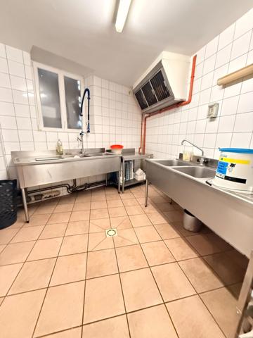 OPPORTUNITE ! Restaurant de caractère avec fonds et murs, adresse emblématique, à vendre au coeur de Guéret 415 000 €