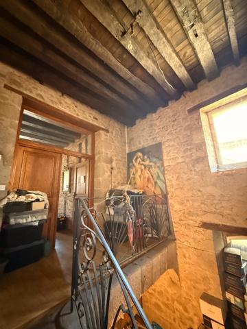 OPPORTUNITE ! Restaurant de caractère avec fonds et murs, adresse emblématique, à vendre au coeur de Guéret 415 000 €
