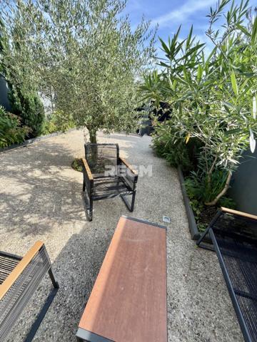 Maison meulière bien entretenue, sous-sol total, double garage, jardin
