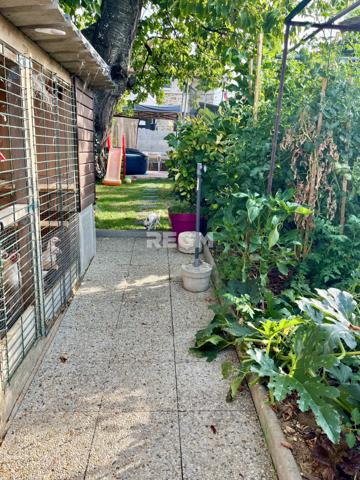 Maison meulière bien entretenue, sous-sol total, double garage, jardin