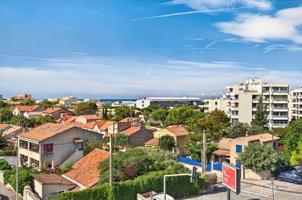 Dernier étage avec terrasse végétalisée et vue dégagée