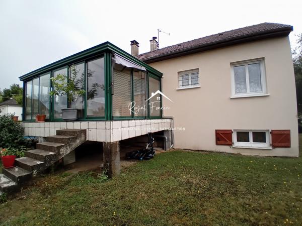 Vue sur la campagne, beau pavillon sur sous sol complet avec sa véranda