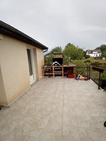 Vue sur la campagne, beau pavillon sur sous sol complet avec sa véranda