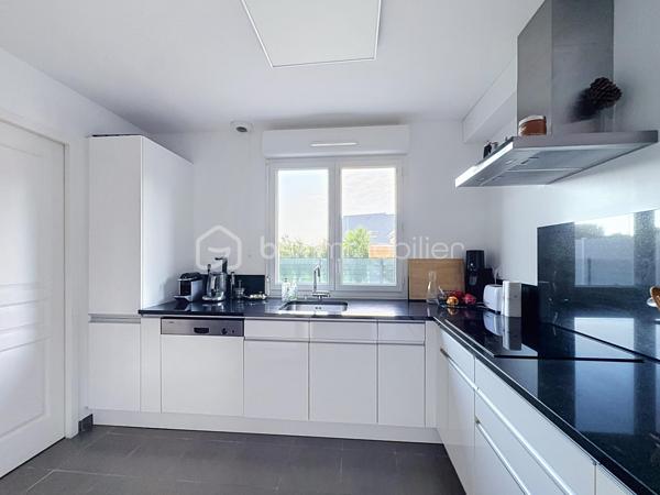 WERVICQ-SUD – Jolie maison récente avec garage, jardin clos et 3 chambres

Une maison récente, fonctionnelle et idéalement située !

Située à Wervicq-Sud, dans un environnement résidentiel agréable, cette jolie maison semi-individuelle récente séduira par son confort, sa fonctionnalité et sa situation privilégiée, à quelques pas de la Lys et à proximité du centre-ville.

Dès l’entrée, vous découvrirez une maison pensée pour offrir un cadre de vie agréable et pratique au quotidien. Le rez-de-chaussée propose une belle pièce de vie lumineuse et conviviale, ainsi qu’une cuisine fonctionnelle, avec un accès agréable vers les extérieurs.

À l’étage, l’espace nuit se compose de trois chambres et d’une salle de bains, offrant à chacun son propre espace.

À l’extérieur, vous apprécierez le jardin entièrement clos, idéal pour profiter des beaux jours, créer un espace de détente ou laisser les enfants jouer en toute tranquillité.

Côté stationnement, la maison dispose d’un garage ainsi que de deux places de stationnement devant celui-ci, un confort particulièrement appréciable au quotidien.

Les + qui font la différence
Maison récente et semi-individuelle
3 chambres
Salle de bains à l’étage
Garage
2 places de stationnement devant le garage
Jardin clos
Environnement résidentiel agréable
Proximité immédiate de la Lys
Centre-ville et commodités à proximité

Un bien qui réunit de nombreux atouts pour une vie de famille confortable, dans un secteur apprécié de Wervicq-Sud, entre tranquillité, nature et proximité des commodités.

Une belle opportunité à découvrir !