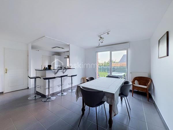 WERVICQ-SUD – Jolie maison récente avec garage, jardin clos et 3 chambres

Une maison récente, fonctionnelle et idéalement située !

Située à Wervicq-Sud, dans un environnement résidentiel agréable, cette jolie maison semi-individuelle récente séduira par son confort, sa fonctionnalité et sa situation privilégiée, à quelques pas de la Lys et à proximité du centre-ville.

Dès l’entrée, vous découvrirez une maison pensée pour offrir un cadre de vie agréable et pratique au quotidien. Le rez-de-chaussée propose une belle pièce de vie lumineuse et conviviale, ainsi qu’une cuisine fonctionnelle, avec un accès agréable vers les extérieurs.

À l’étage, l’espace nuit se compose de trois chambres et d’une salle de bains, offrant à chacun son propre espace.

À l’extérieur, vous apprécierez le jardin entièrement clos, idéal pour profiter des beaux jours, créer un espace de détente ou laisser les enfants jouer en toute tranquillité.

Côté stationnement, la maison dispose d’un garage ainsi que de deux places de stationnement devant celui-ci, un confort particulièrement appréciable au quotidien.

Les + qui font la différence
Maison récente et semi-individuelle
3 chambres
Salle de bains à l’étage
Garage
2 places de stationnement devant le garage
Jardin clos
Environnement résidentiel agréable
Proximité immédiate de la Lys
Centre-ville et commodités à proximité

Un bien qui réunit de nombreux atouts pour une vie de famille confortable, dans un secteur apprécié de Wervicq-Sud, entre tranquillité, nature et proximité des commodités.

Une belle opportunité à découvrir !