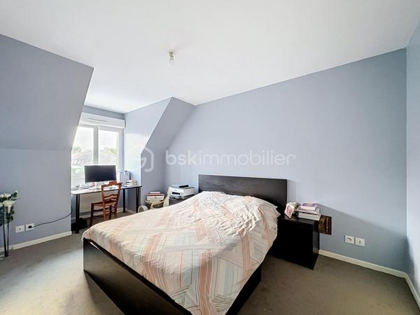 WERVICQ-SUD – Jolie maison récente avec garage, jardin clos et 3 chambres

Une maison récente, fonctionnelle et idéalement située !

Située à Wervicq-Sud, dans un environnement résidentiel agréable, cette jolie maison semi-individuelle récente séduira par son confort, sa fonctionnalité et sa situation privilégiée, à quelques pas de la Lys et à proximité du centre-ville.

Dès l’entrée, vous découvrirez une maison pensée pour offrir un cadre de vie agréable et pratique au quotidien. Le rez-de-chaussée propose une belle pièce de vie lumineuse et conviviale, ainsi qu’une cuisine fonctionnelle, avec un accès agréable vers les extérieurs.

À l’étage, l’espace nuit se compose de trois chambres et d’une salle de bains, offrant à chacun son propre espace.

À l’extérieur, vous apprécierez le jardin entièrement clos, idéal pour profiter des beaux jours, créer un espace de détente ou laisser les enfants jouer en toute tranquillité.

Côté stationnement, la maison dispose d’un garage ainsi que de deux places de stationnement devant celui-ci, un confort particulièrement appréciable au quotidien.

Les + qui font la différence
Maison récente et semi-individuelle
3 chambres
Salle de bains à l’étage
Garage
2 places de stationnement devant le garage
Jardin clos
Environnement résidentiel agréable
Proximité immédiate de la Lys
Centre-ville et commodités à proximité

Un bien qui réunit de nombreux atouts pour une vie de famille confortable, dans un secteur apprécié de Wervicq-Sud, entre tranquillité, nature et proximité des commodités.

Une belle opportunité à découvrir !