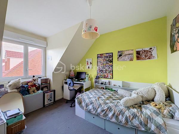 WERVICQ-SUD – Jolie maison récente avec garage, jardin clos et 3 chambres

Une maison récente, fonctionnelle et idéalement située !

Située à Wervicq-Sud, dans un environnement résidentiel agréable, cette jolie maison semi-individuelle récente séduira par son confort, sa fonctionnalité et sa situation privilégiée, à quelques pas de la Lys et à proximité du centre-ville.

Dès l’entrée, vous découvrirez une maison pensée pour offrir un cadre de vie agréable et pratique au quotidien. Le rez-de-chaussée propose une belle pièce de vie lumineuse et conviviale, ainsi qu’une cuisine fonctionnelle, avec un accès agréable vers les extérieurs.

À l’étage, l’espace nuit se compose de trois chambres et d’une salle de bains, offrant à chacun son propre espace.

À l’extérieur, vous apprécierez le jardin entièrement clos, idéal pour profiter des beaux jours, créer un espace de détente ou laisser les enfants jouer en toute tranquillité.

Côté stationnement, la maison dispose d’un garage ainsi que de deux places de stationnement devant celui-ci, un confort particulièrement appréciable au quotidien.

Les + qui font la différence
Maison récente et semi-individuelle
3 chambres
Salle de bains à l’étage
Garage
2 places de stationnement devant le garage
Jardin clos
Environnement résidentiel agréable
Proximité immédiate de la Lys
Centre-ville et commodités à proximité

Un bien qui réunit de nombreux atouts pour une vie de famille confortable, dans un secteur apprécié de Wervicq-Sud, entre tranquillité, nature et proximité des commodités.

Une belle opportunité à découvrir !