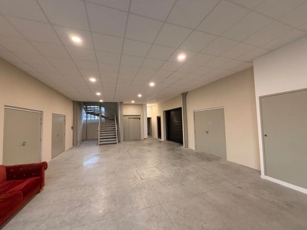 Magnifique plateau de bureaux à vendre sur CHAPONOST (69), d'une surface de 192 m² au sein de la zone artisanale du FORUM DES AQUEDUCS